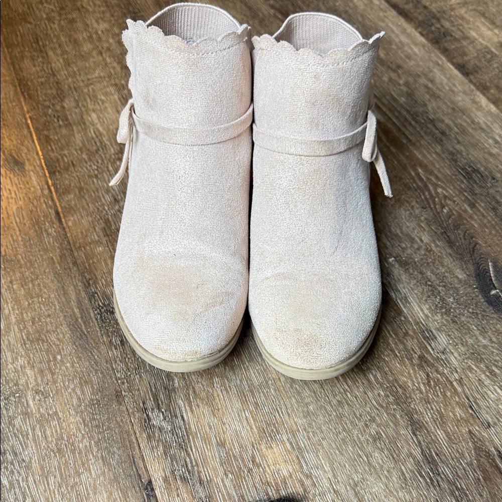Kelly & Katie Kids “Brooke” Very Light Blush Pink Boots, size 2